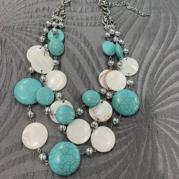 Beautifullllll Necklace in White pearl and aqua used once only - Picture 1 of 2